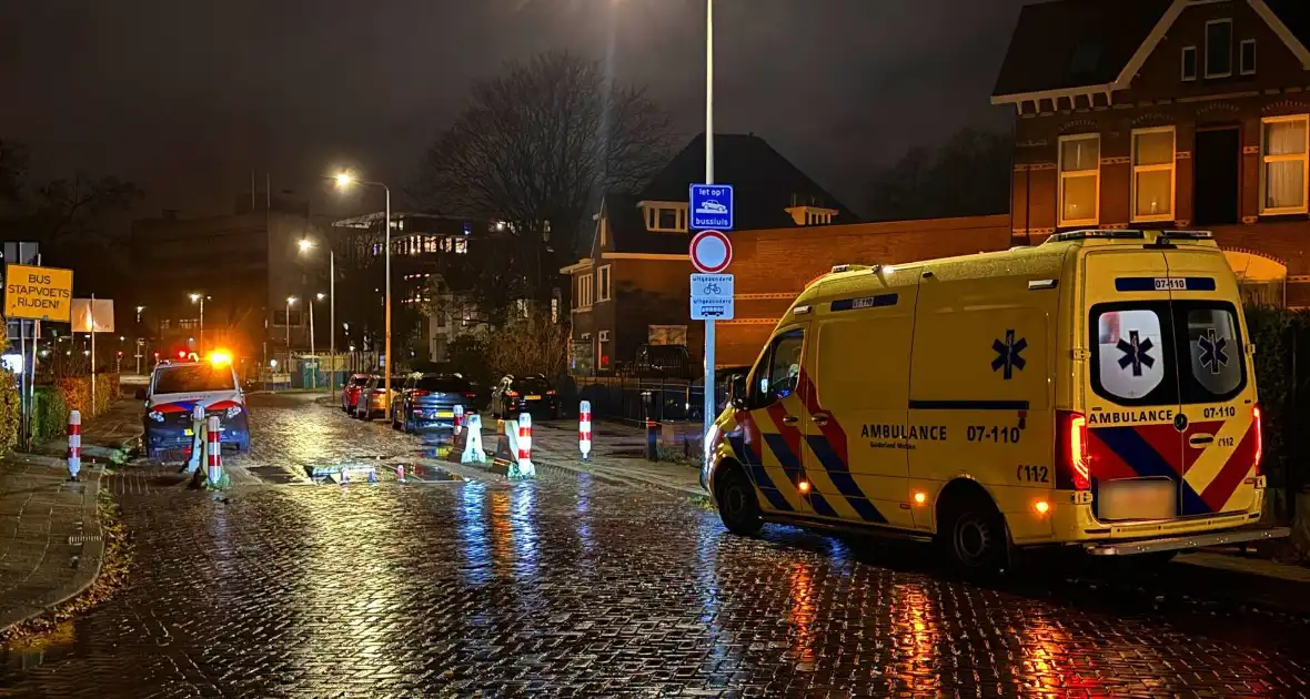 Scooterrijder glijd uit bij bussluis - Foto 1