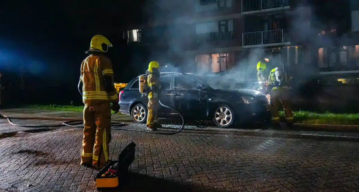 Personenauto brandt volledig uit, buren horen harde knallen