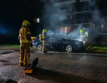 Personenauto brandt volledig uit, buren horen harde knallen