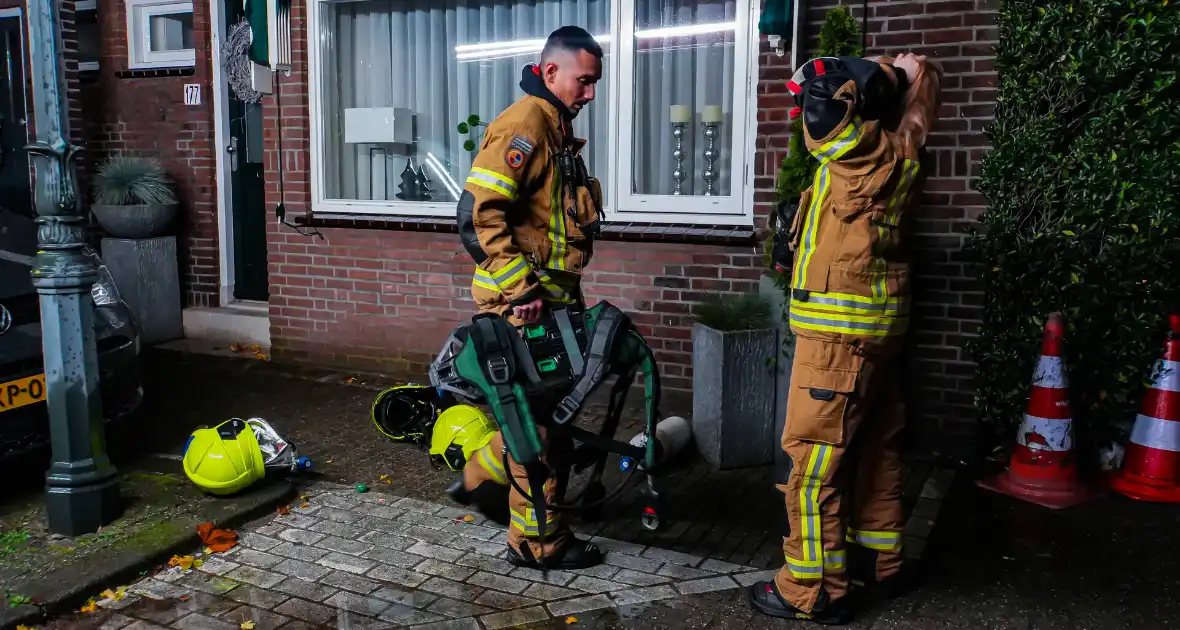 Personenauto brandt volledig uit, buren horen harde knallen - Foto 1