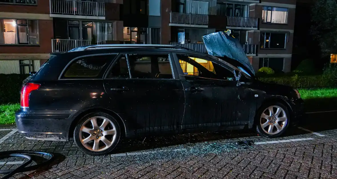 Personenauto brandt volledig uit, buren horen harde knallen - Foto 2