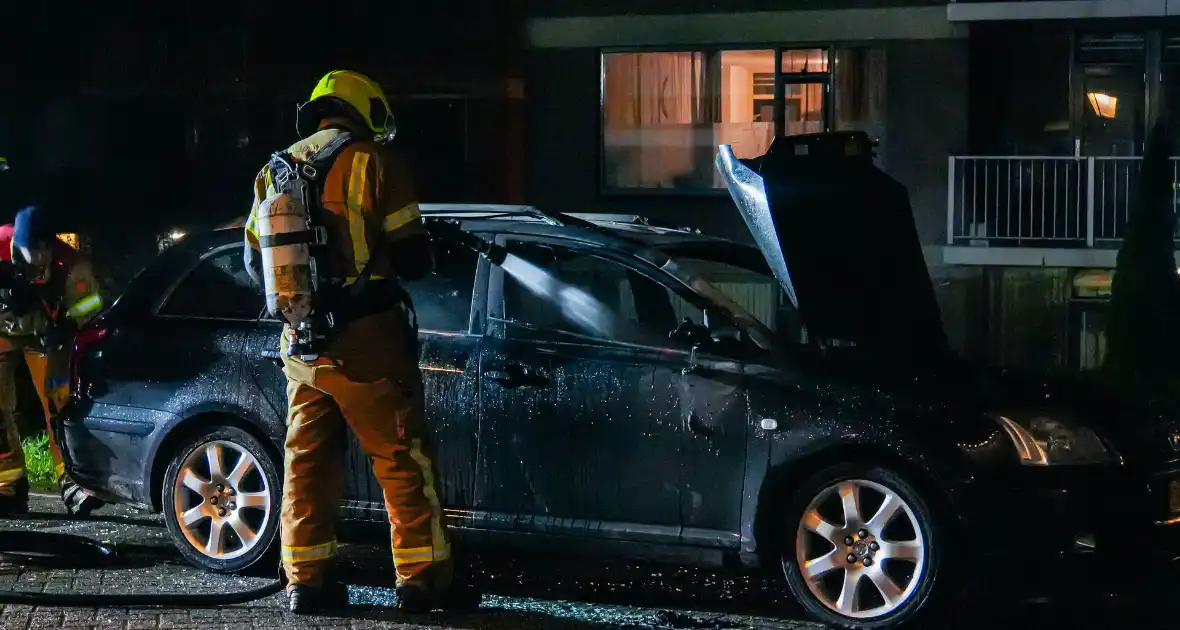 Personenauto brandt volledig uit, buren horen harde knallen - Foto 3