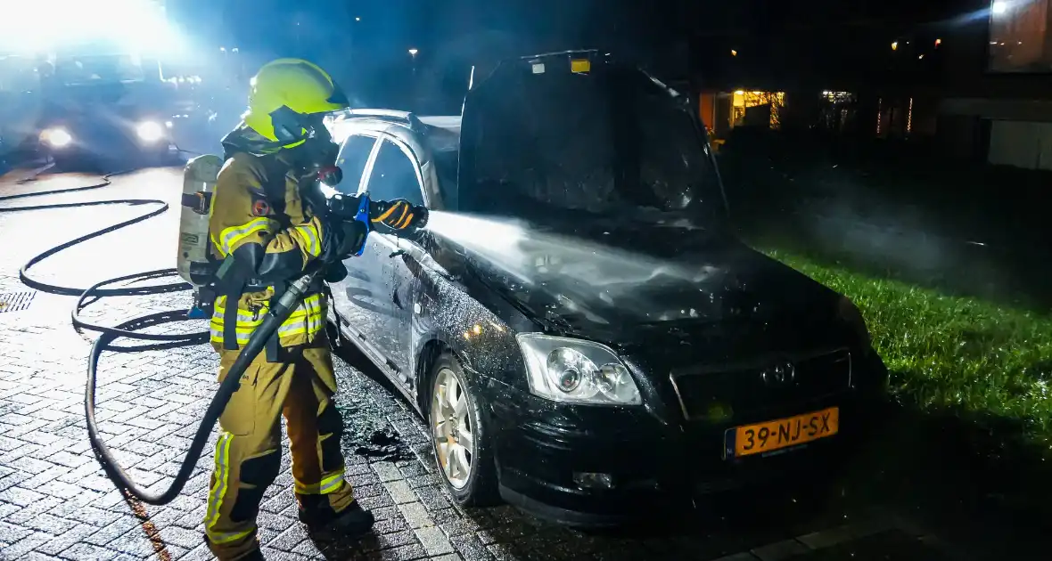 Personenauto brandt volledig uit, buren horen harde knallen - Foto 4