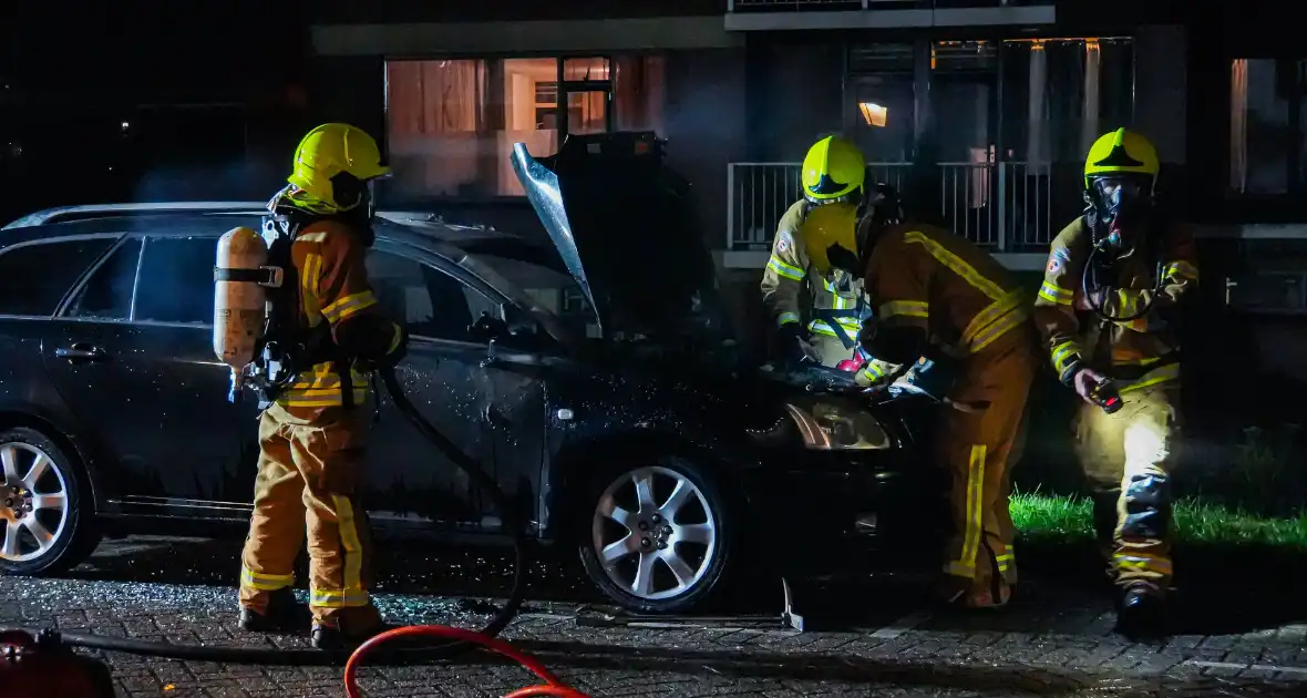 Personenauto brandt volledig uit, buren horen harde knallen - Foto 5