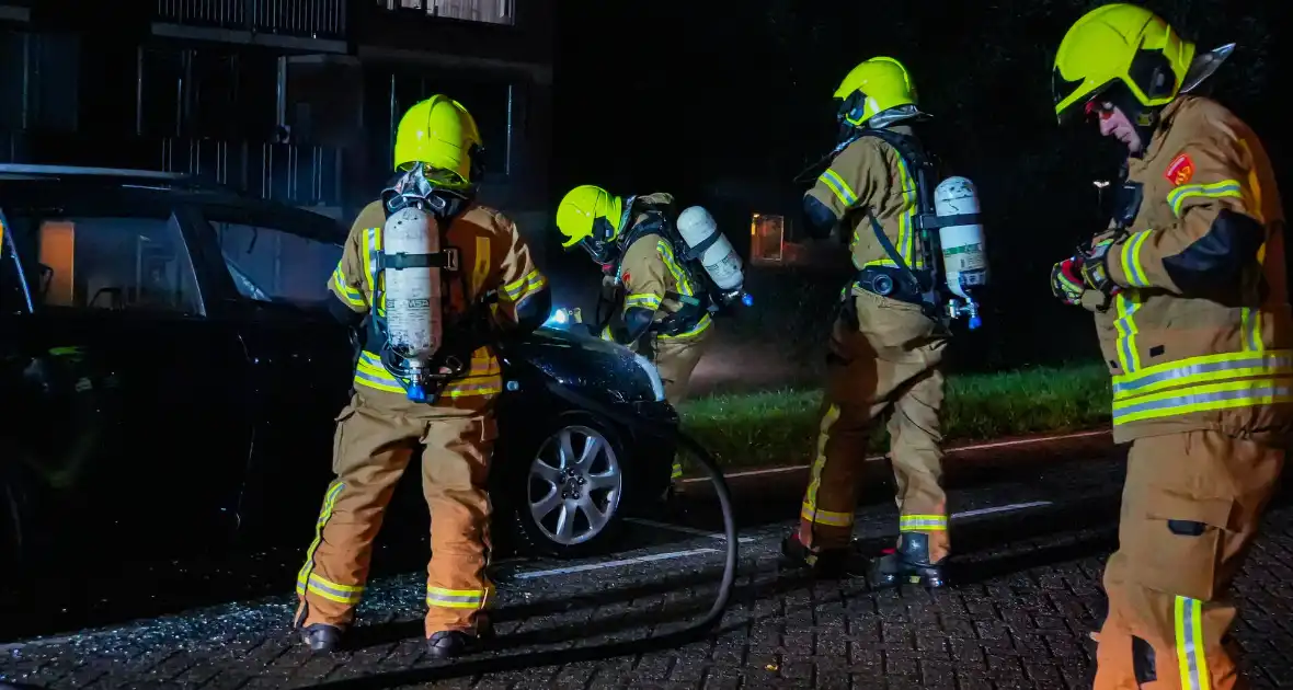 Personenauto brandt volledig uit, buren horen harde knallen - Foto 6