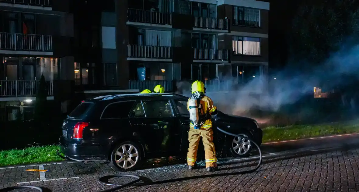 Personenauto brandt volledig uit, buren horen harde knallen - Foto 7