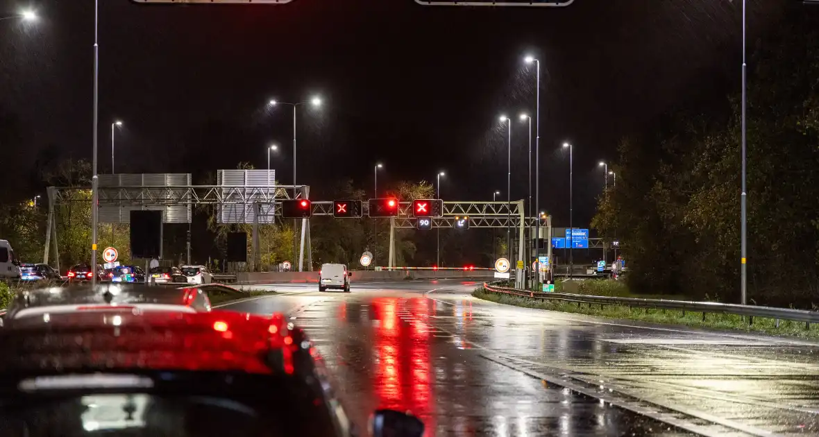 Ongeval met voertuig Rijkswaterstaat tijdens afsluiten - Foto 1