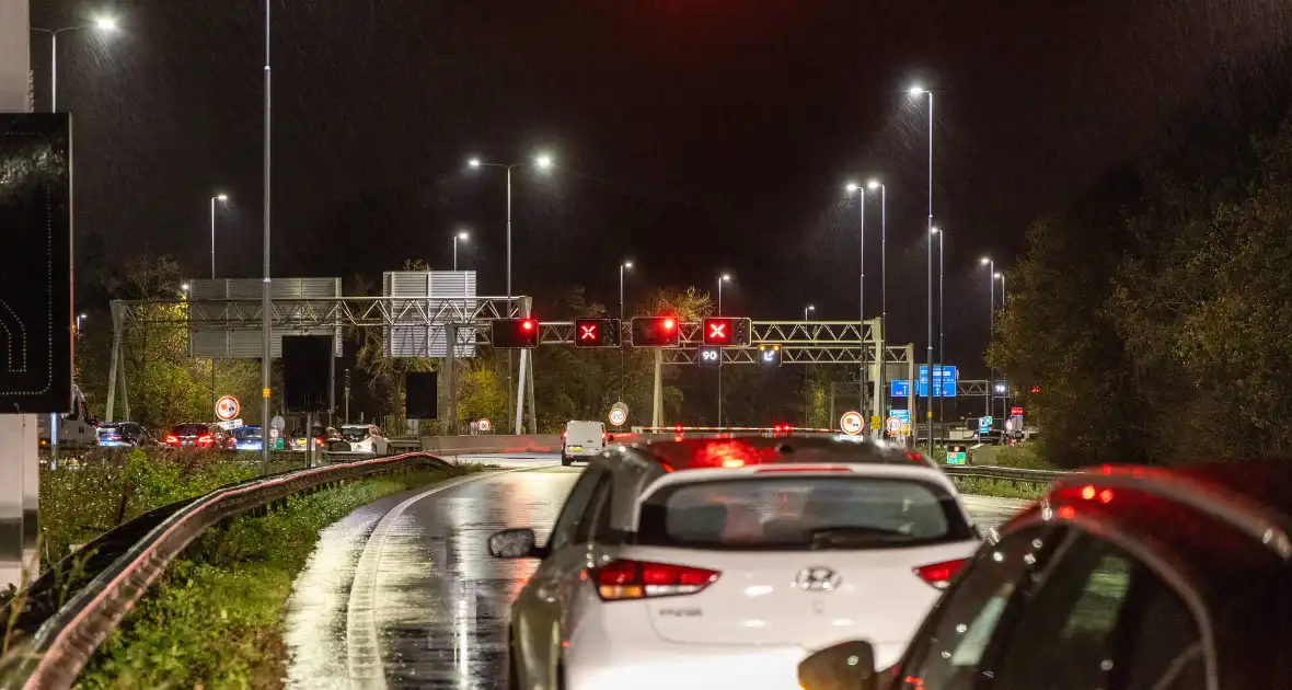 Ongeval met voertuig Rijkswaterstaat tijdens afsluiten - Foto 2