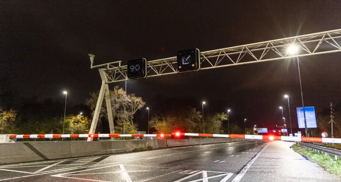 Ongeval met voertuig Rijkswaterstaat tijdens afsluiten - Foto 3