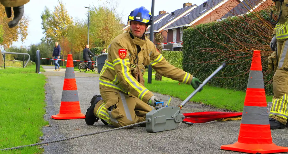 Omtrekken boom gaat verkeerd en valt op pergola - Foto 9