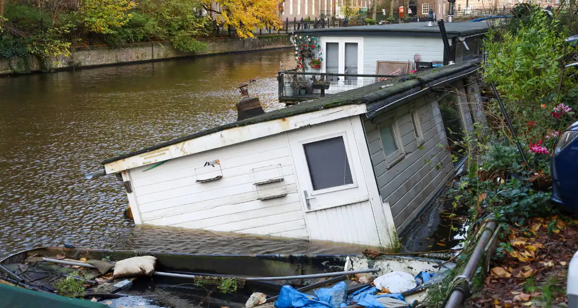 Woonboot dreigt te zinken