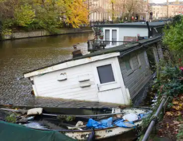 Woonboot dreigt te zinken