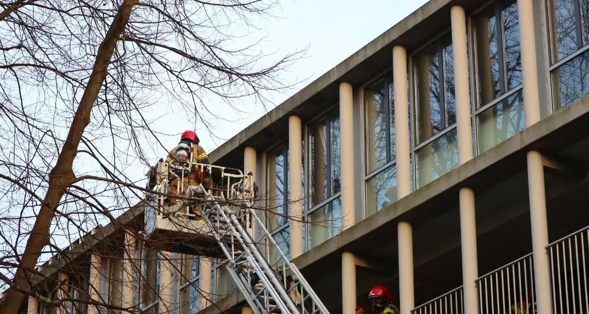 Brandweer ingezet voor brand in flatwoning - Foto 5