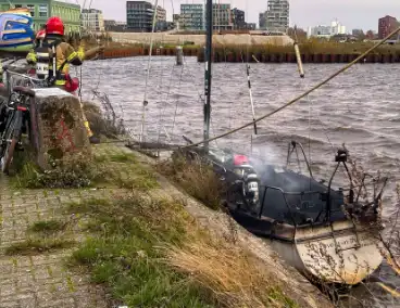 Zeilboot verwoest door brand