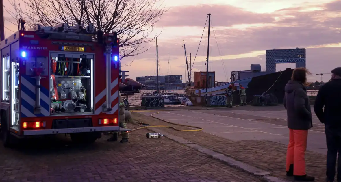 Zeilboot verwoest door brand - Foto 1