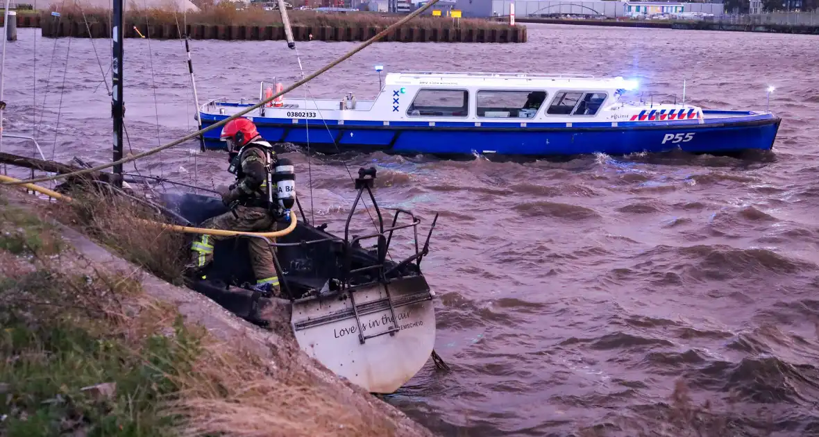 Zeilboot verwoest door brand - Foto 2