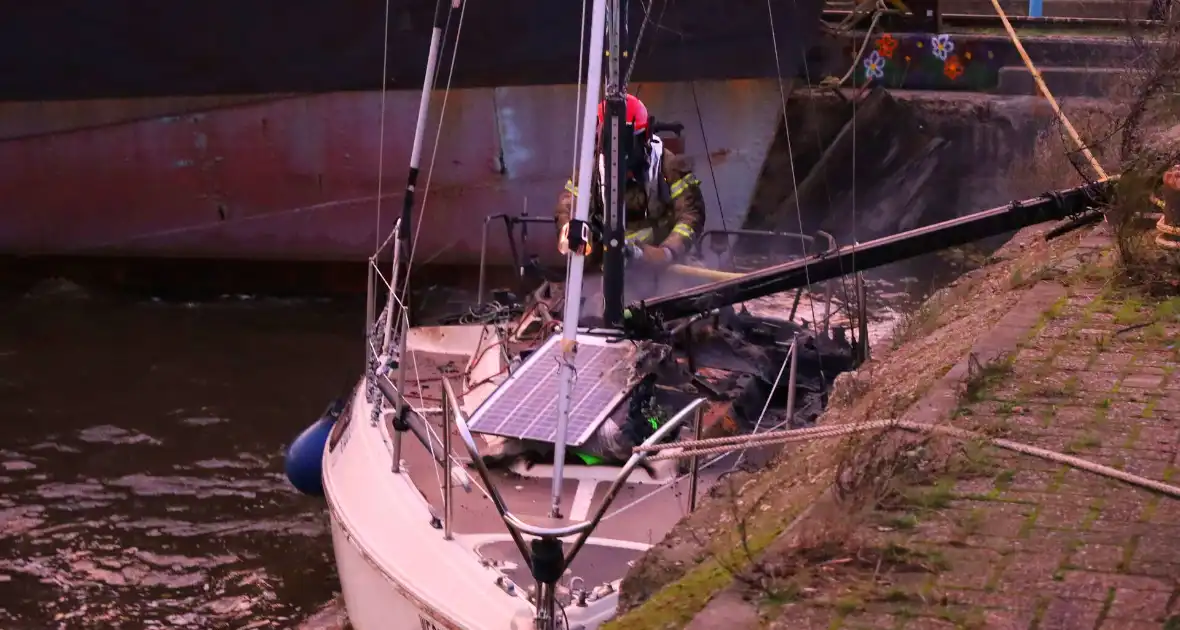 Zeilboot verwoest door brand - Foto 5