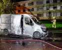 Brandweer blust brandende bestelbus