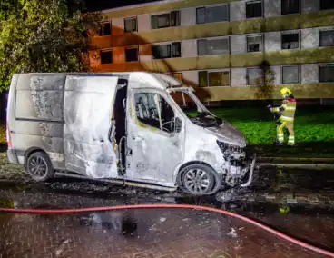 Brandweer blust brandende bestelbus