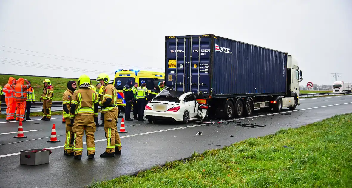 Automobilist overleden na aanrijding met vrachtwagentrailer