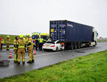 Automobilist overleden na aanrijding met vrachtwagentrailer