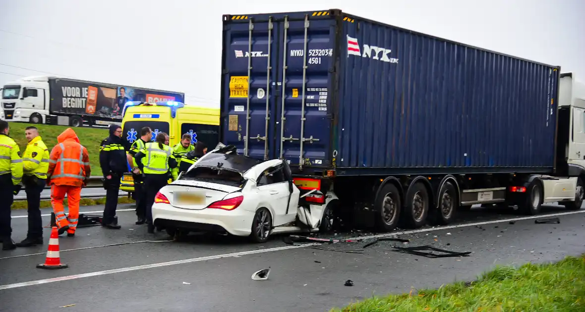 Automobilist overleden na aanrijding met vrachtwagentrailer - Foto 1