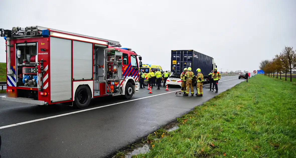 Automobilist overleden na aanrijding met vrachtwagentrailer - Foto 2