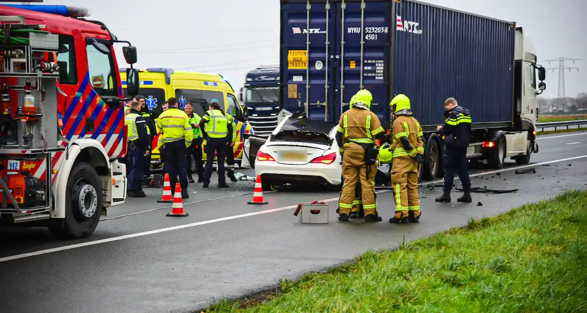 Automobilist overleden na aanrijding met vrachtwagentrailer - Foto 3