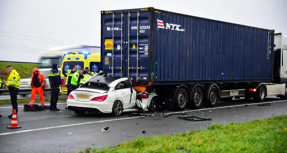 Automobilist overleden na aanrijding met vrachtwagentrailer - Foto 4