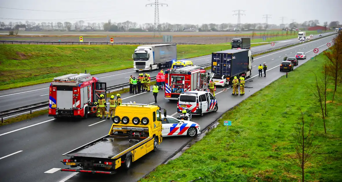 Automobilist overleden na aanrijding met vrachtwagentrailer - Foto 5