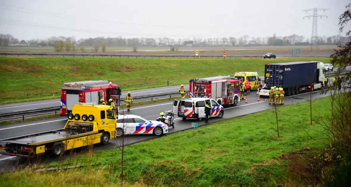 Automobilist overleden na aanrijding met vrachtwagentrailer - Foto 6