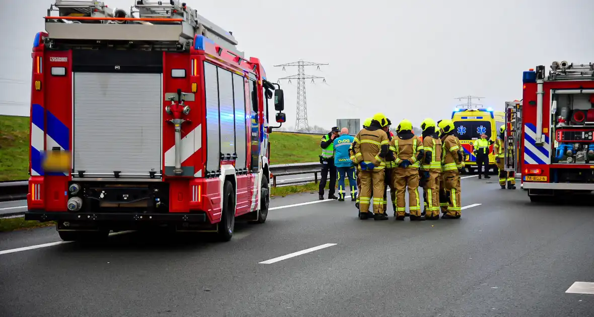 Automobilist overleden na aanrijding met vrachtwagentrailer - Foto 7