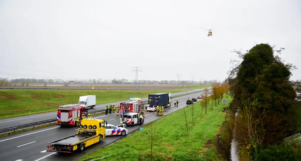 Automobilist overleden na aanrijding met vrachtwagentrailer - Foto 8