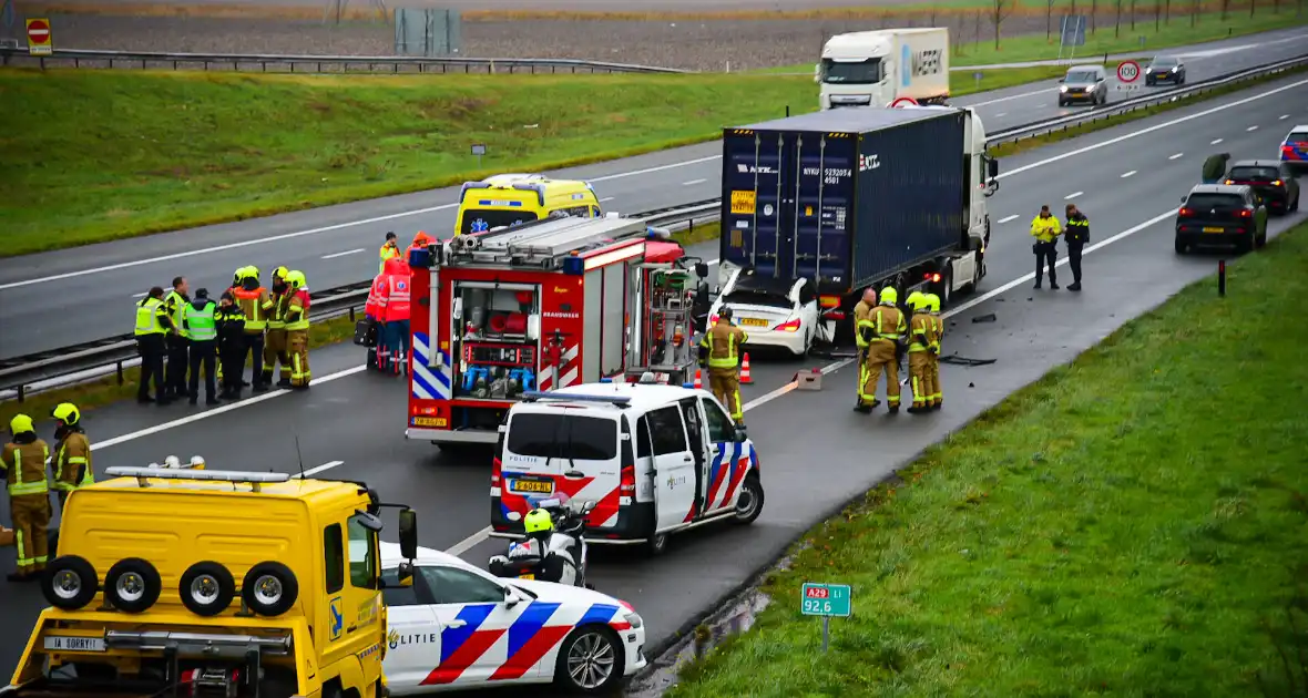 Automobilist overleden na aanrijding met vrachtwagentrailer - Foto 9