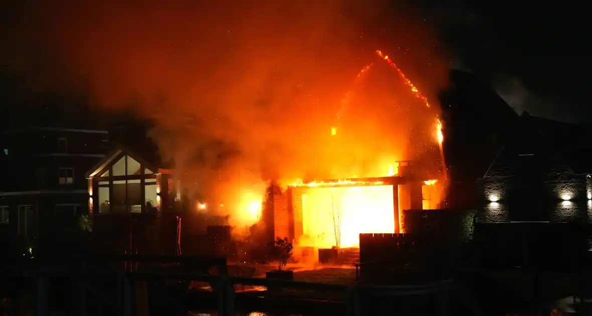 Flinke vlammen bij grote brand in vrijstaande woning