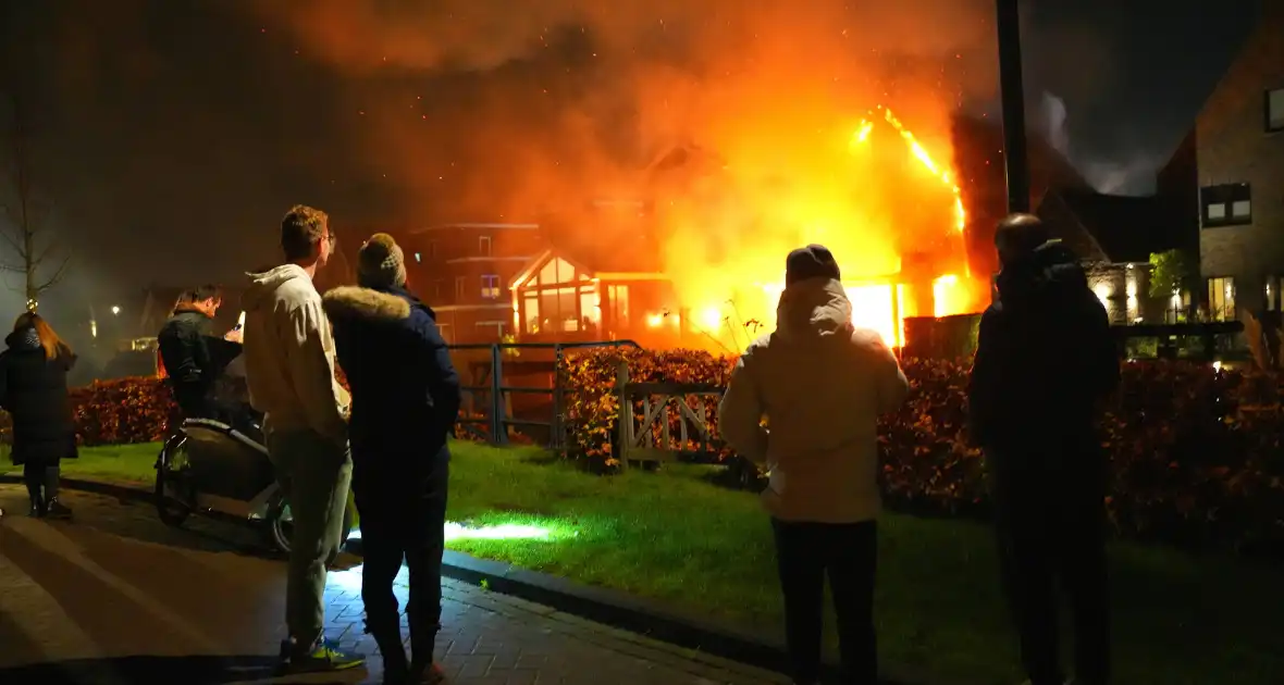 Flinke vlammen bij grote brand in vrijstaande woning - Foto 5