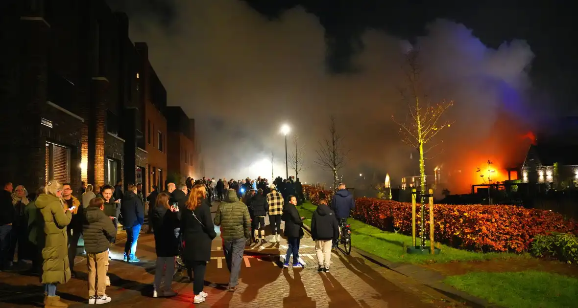 Flinke vlammen bij grote brand in vrijstaande woning - Foto 6