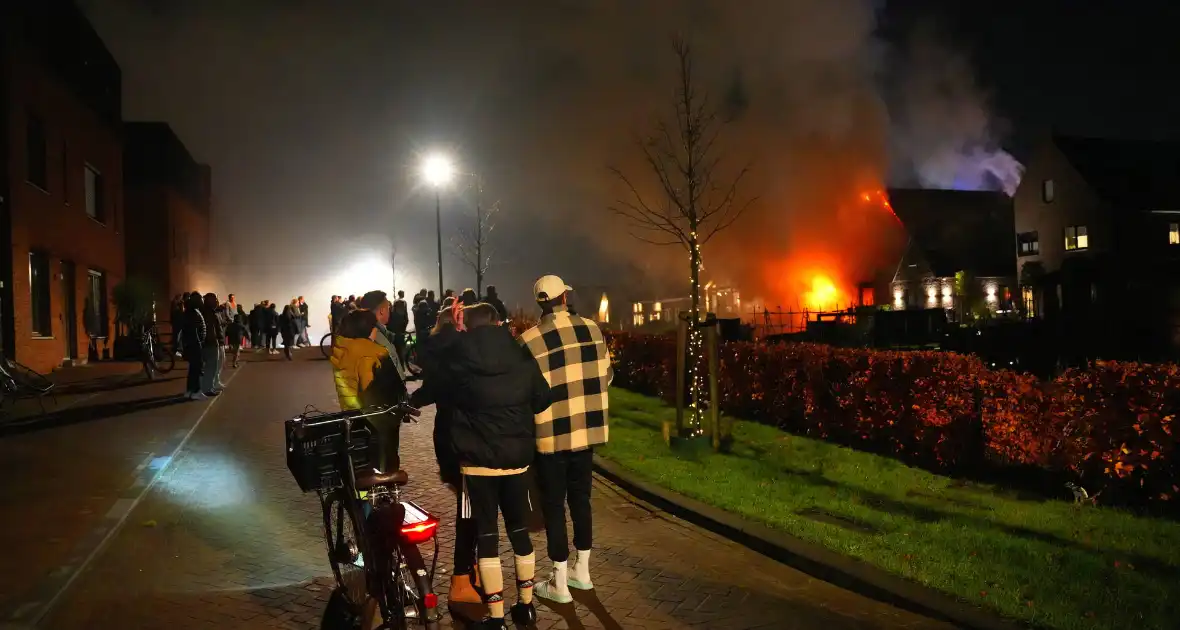 Flinke vlammen bij grote brand in vrijstaande woning - Foto 7