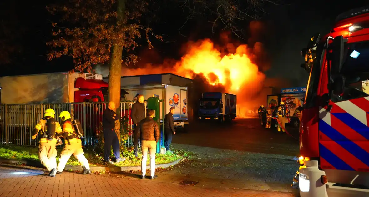 Rookontwikkeling en vlammen bij grote brand - Foto 2