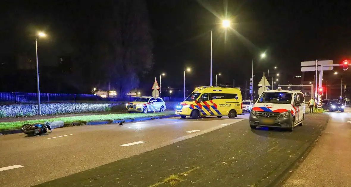 Scooterrijder ernstig gewond bij verkeersongeval - Foto 1