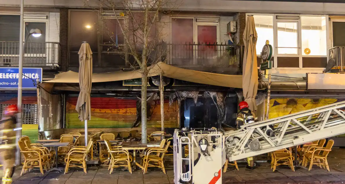 Explosie en brand richten grote schade aan bij restaurant - Foto 1