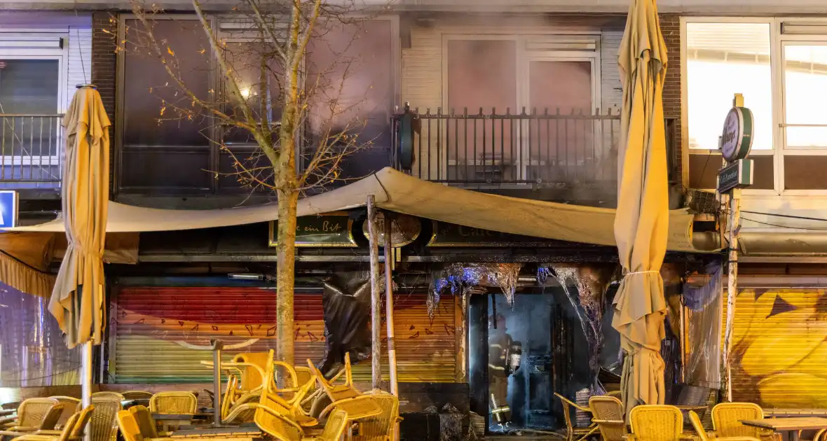 Explosie en brand richten grote schade aan bij restaurant - Foto 2