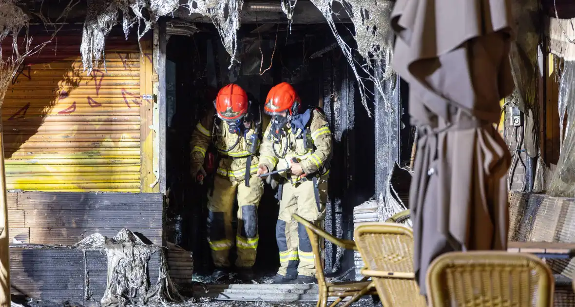 Explosie en brand richten grote schade aan bij restaurant - Foto 4