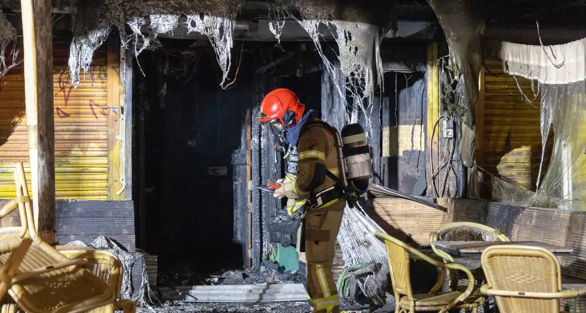 Explosie en brand richten grote schade aan bij restaurant - Foto 8