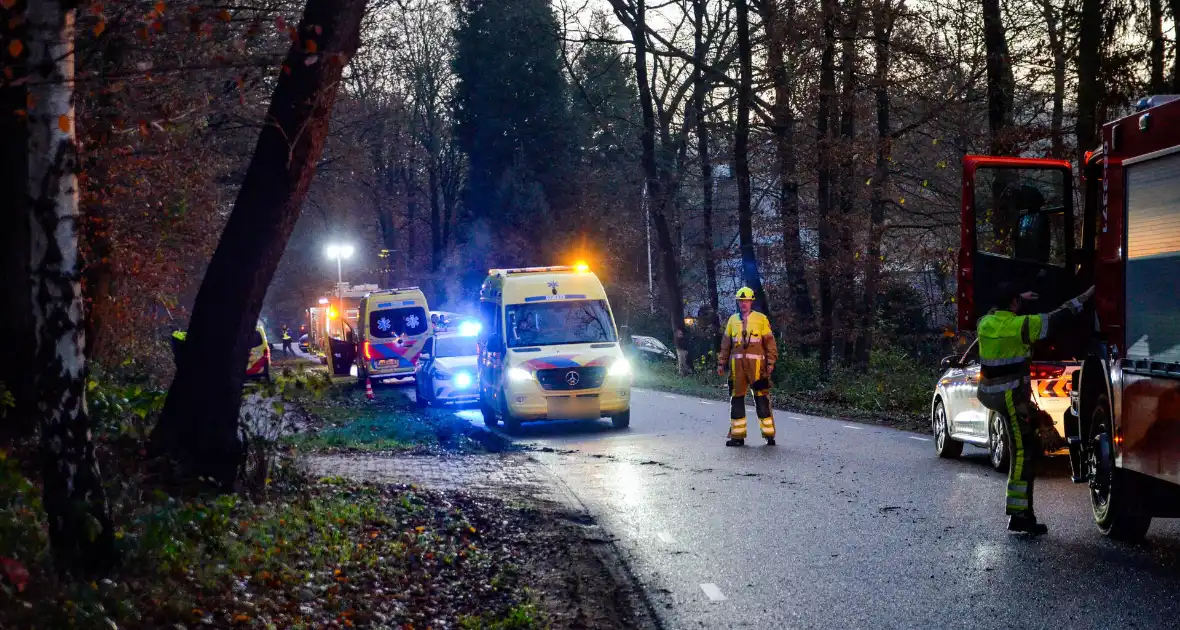 Auto slaat over de kop na botsing met boom