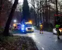 Auto slaat over de kop na botsing met boom