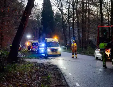 Auto slaat over de kop na botsing met boom