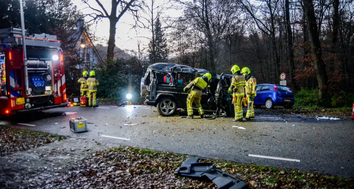 Auto slaat over de kop na botsing met boom - Foto 1