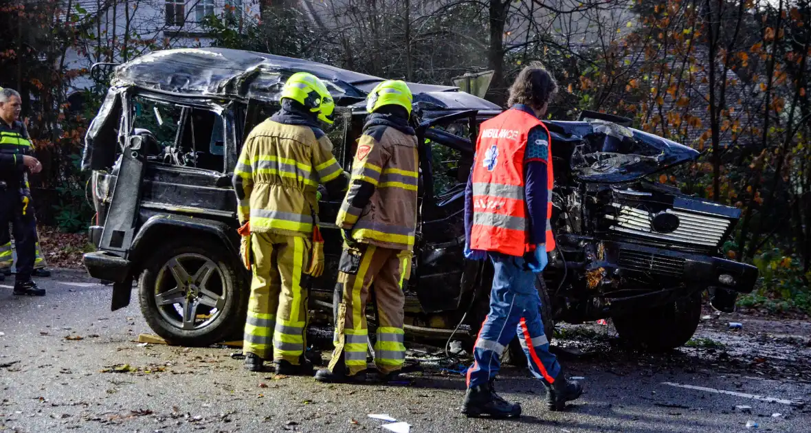 Auto slaat over de kop na botsing met boom - Foto 2