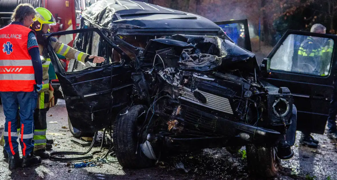 Auto slaat over de kop na botsing met boom - Foto 3